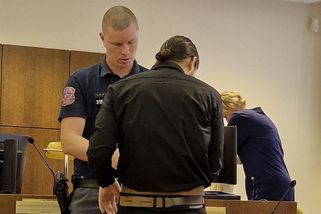 Utěšoval plačící dívku před zamčenou školou. V křoví ji pak znásilnil a dal jí padesát korun - Novinky